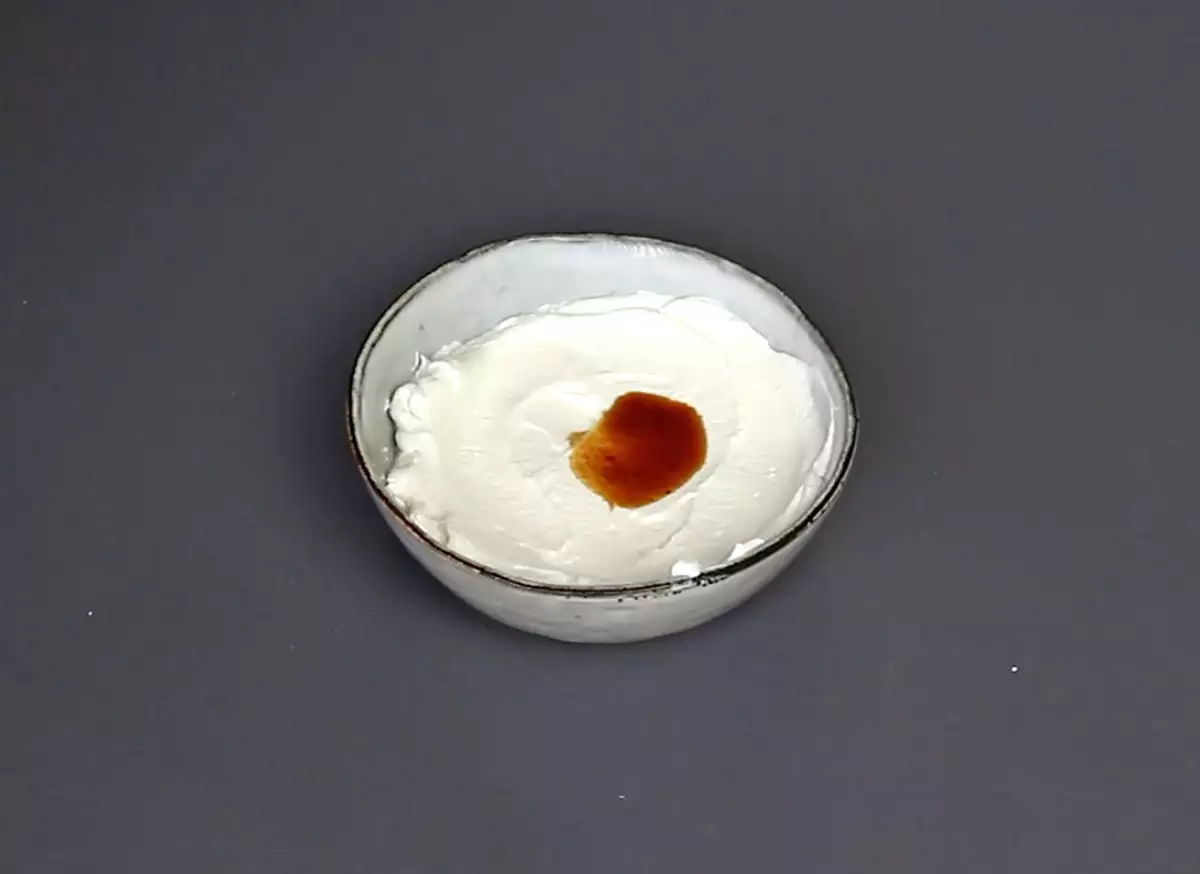 चरण 1: दही को वनीला के साथ मिलाएं