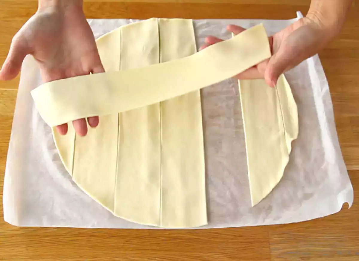 चरण 2: पट्टियों में पफ pastry और जैम की परत