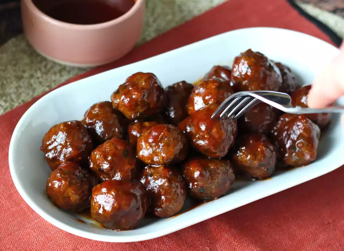 मीटबॉल को खट्टे-मीठे सॉस के साथ कैसे ग्लेज़ करें