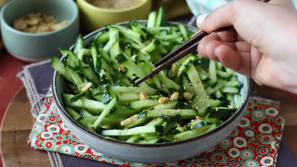 14 किफायती रेसिपी जो खीरे के साथ तुरंत आजमाने के लिए: ताज़ा, चतुर और वास्तव में स्वाद में समृद्ध