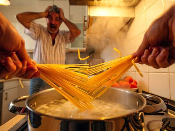 क्योंकि इटली में पास्ता नहीं तोड़ा जाता (और विदेशों में लोग इसे सच में नहीं समझते)