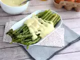 रेसिपी असपरजेस मूसलीन सॉस के साथ