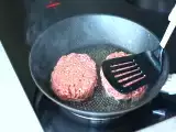 रेसिपी एक हैमबर्गर स्टेक कैसे पकाएं?