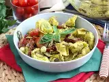 रेसिपी पेस्टो के साथ टॉर्टेलिनी सलाद