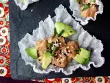रेसिपी ताकोज़ एशियाई संस्करण में: चावल के चिप्स में सामन का टारटार