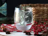रेसिपी कॉकटेल जिसमें एक बर्फ से ढका हुआ देवदार का पेड़ है