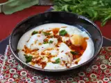 रेसिपी टर्किश अंडे दही के आधार पर और इसके तीखे तेल के साथ - चिलबिर