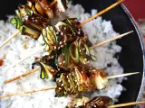 रेसिपी ज़ुकीनी के शिश kebab एक स्वादिष्ट और तीखी एशियाई सॉस के साथ