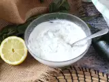 रेसिपी दही, फेटा, नींबू और ताज़ी पुदीने की चटनी!