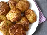 रेसिपी एयर फ्रायर में ज़ुकीनी बेज़न और इसकी दही और फेटा सॉस