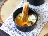 रेसिपी एयर फ्रायर में बकरी के पनीर और सूखे टमाटर के साथ अंडे कोकोट!