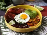 रेसिपी Bandeja paisa, कोलंबियाई व्यंजन जो स्वाद और परंपरा से भरा हुआ है