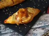 रेसिपी पिज़्ज़ा शैली के छोटे नाव के ब्रेड टमाटर सॉस, हैम और मोज़ेरेला से भरे हुए