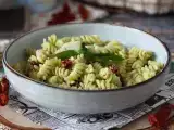 रेसिपी ठंडी पास्ता, ज़ुकीनी पेस्टो, भैंस के मोज़ेरेला और सूखे टमाटर के साथ