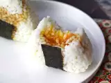रेसिपी सोया सॉस में अंडे की जर्दी के साथ ओनिगिरी