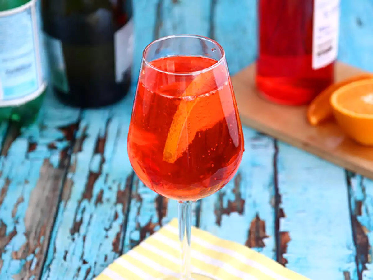 रेसिपी Spritz, प्रसिद्ध इटालियन कॉकटेल aperol के साथ