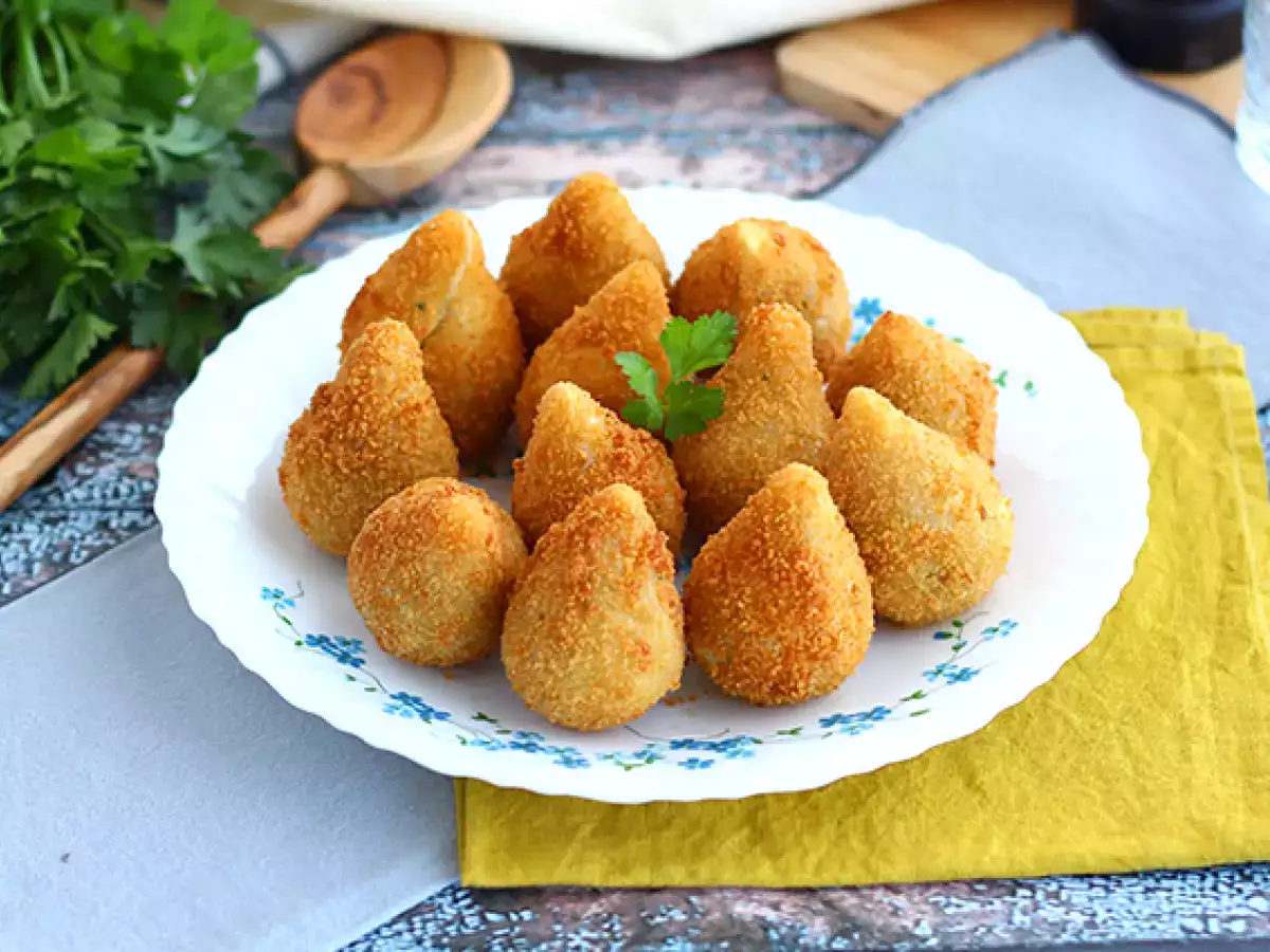 रेसिपी Coxinhas (ब्राज़ीलियाई चिकन क्रोकट्स)