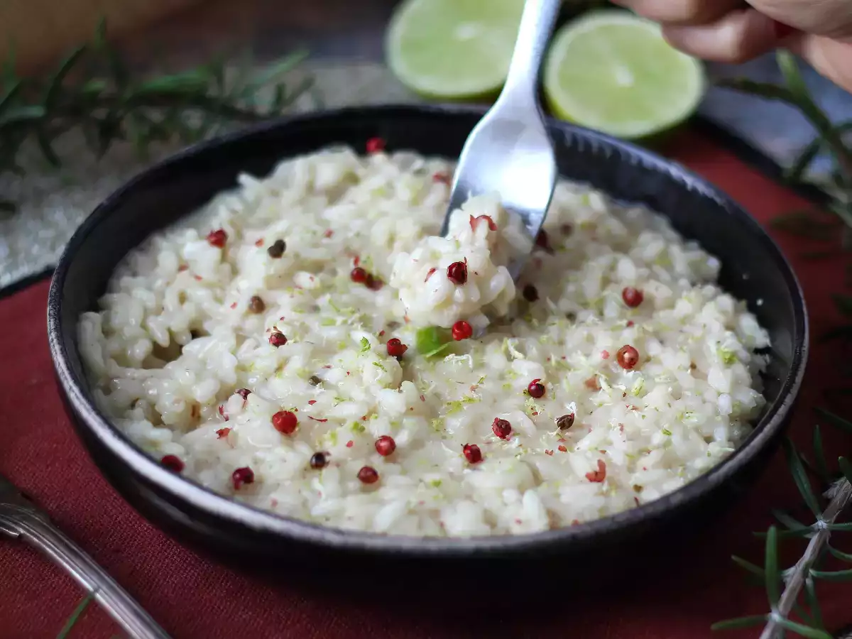 रेसिपी Risotto नींबू और गुलाबी मिर्च: विशेष रात्रिभोज के लिए एक सुरुचिपूर्ण और शाकाहारी नुस्खा