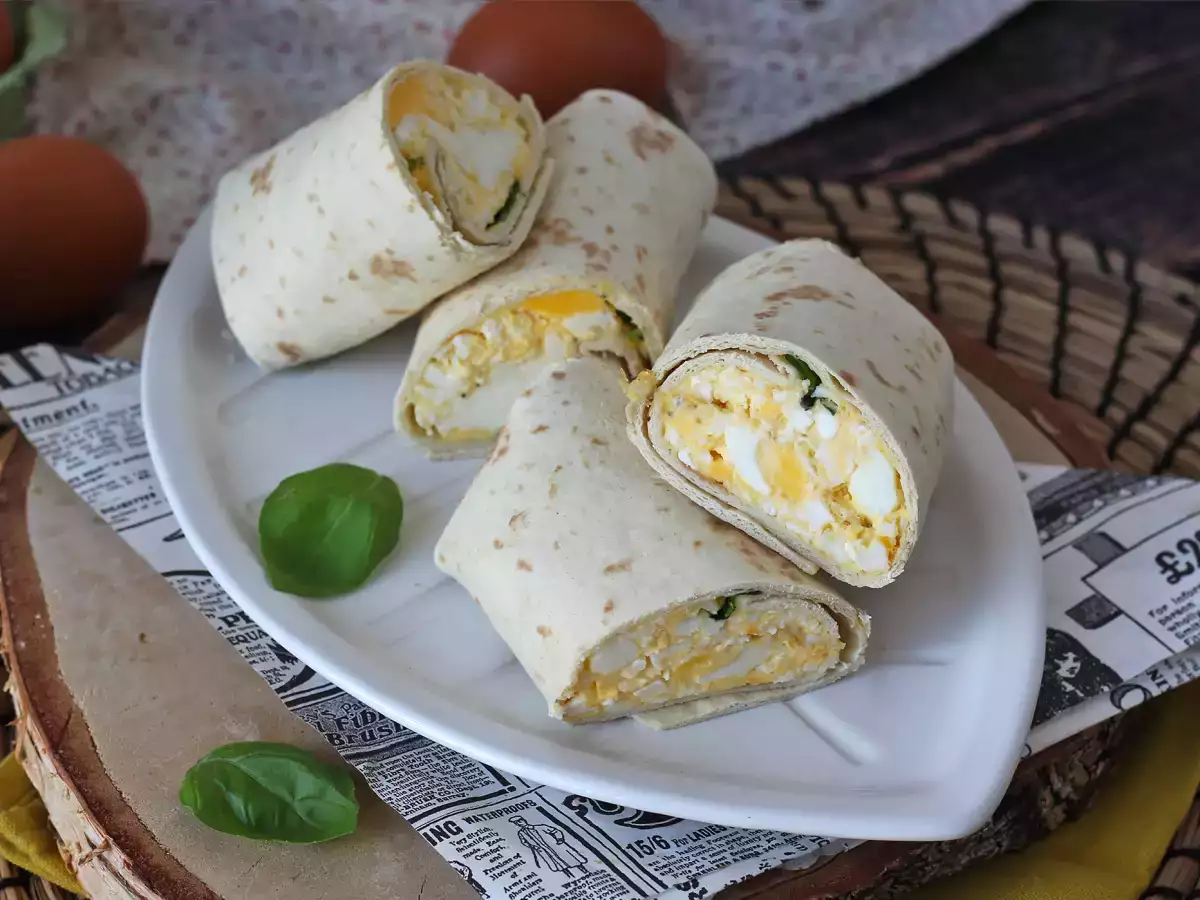 रेसिपी फेटा, नरम और सुपर प्रोटीन से भरा अंडे का लपेटा