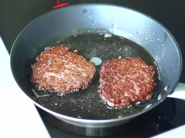 रेसिपी रेड बीन्स के साथ शाकाहारी स्टेक्स