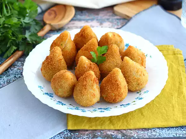 रेसिपी Coxinhas (ब्राज़ीलियाई चिकन क्रोकट्स)
