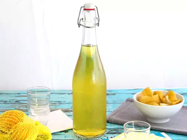 रेसिपी घर का बना लिमोनसेलो आसान है