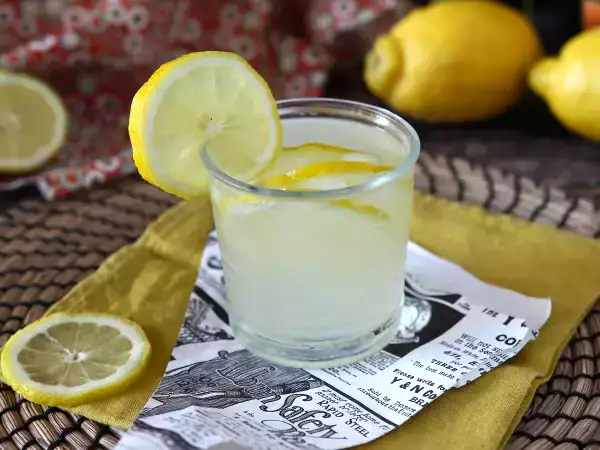 रेसिपी स्प्रिट्ज़ ऑ लिमोन्सेलो, इस गर्मी के लिए एकदम सही कॉकटेल!