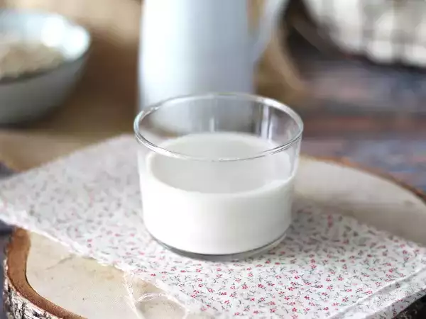 रेसिपी घर का बना ओट दूध (आसान, तेज और किफायती!)