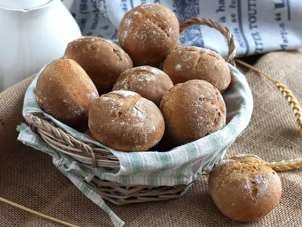 रेसिपी बिना गूंधे छोटे ब्रेड - कुरकुरी और मुलायम परिणाम!