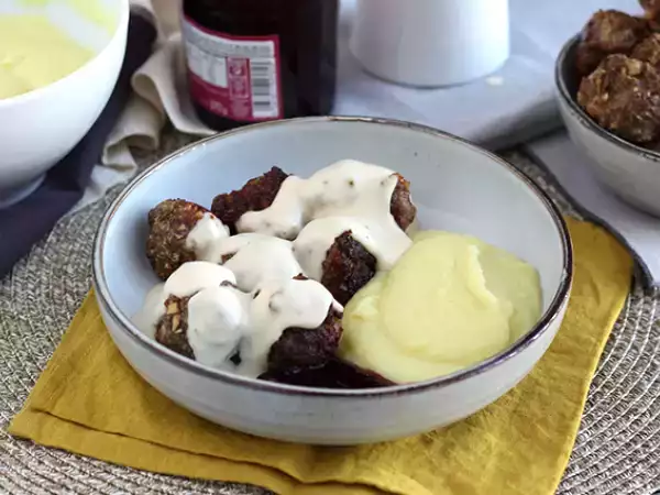 रेसिपी Ikea की सफेद सॉस के साथ मीटबॉल
