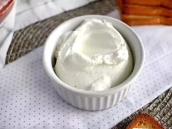 रेसिपी घर का क्रीम पनीर (फिलाडेल्फिया प्रकार) 2 सामग्री के साथ