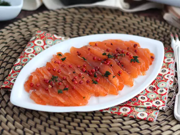 रेसिपी Gravlax, स्वीडिश तरीके से मरीन किया गया सामन