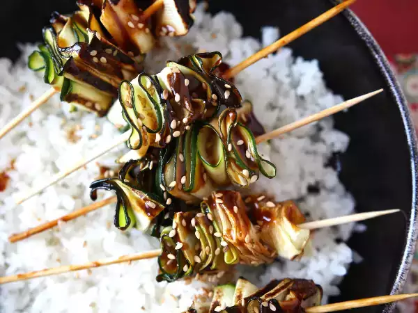 रेसिपी ज़ुकीनी के शिश kebab एक स्वादिष्ट और तीखी एशियाई सॉस के साथ