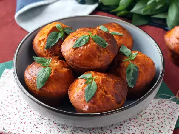 रेसिपी टमाटर के मफिन जिनमें मोत्ज़ारेला का पिघलता हुआ केंद्र है