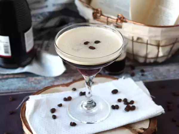 रेसिपी Espresso martini, कॉफी प्रेमियों के लिए एकदम सही कॉकटेल