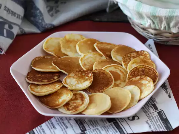 रेसिपी घर पर बनाने के लिए सुपर आसान ब्लिनिस!