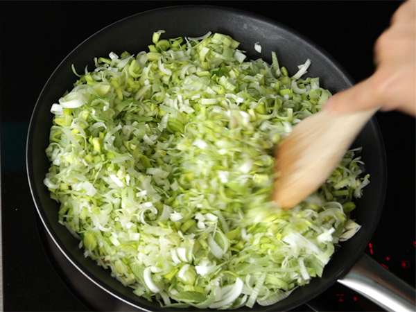 प्याज की टार्ट (6 आसान चरण और वीडियो) - तैयारी चरण 1