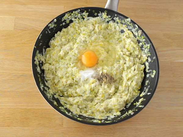 प्याज की टार्ट (6 आसान चरण और वीडियो) - तैयारी चरण 4