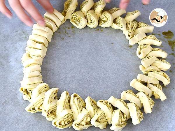 पेस्टो के साथ पफ पेस्ट्री का ताज ऐपेटाइज़र के लिए - तैयारी चरण 5