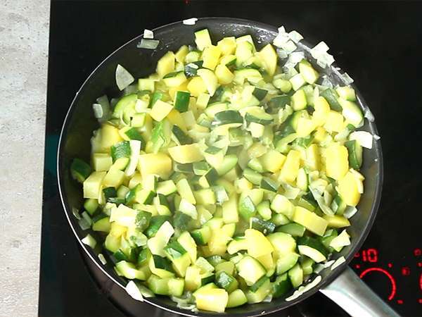 हैचिस पार्मेंटियर शाकाहारी ज़ुकीनी और टोफू के साथ - तैयारी चरण 4