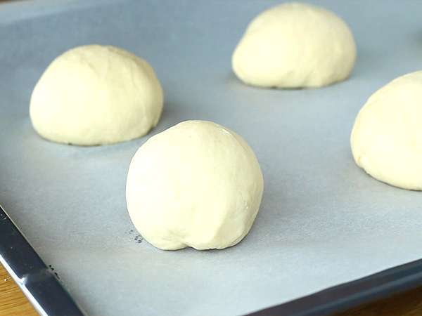 घर के बने बर्गर के पेन (बन्स) - तैयारी चरण 5
