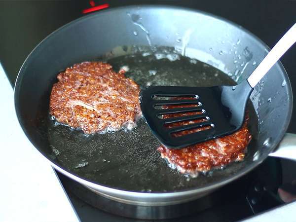रेड बीन्स के साथ शाकाहारी स्टेक्स - तैयारी चरण 4