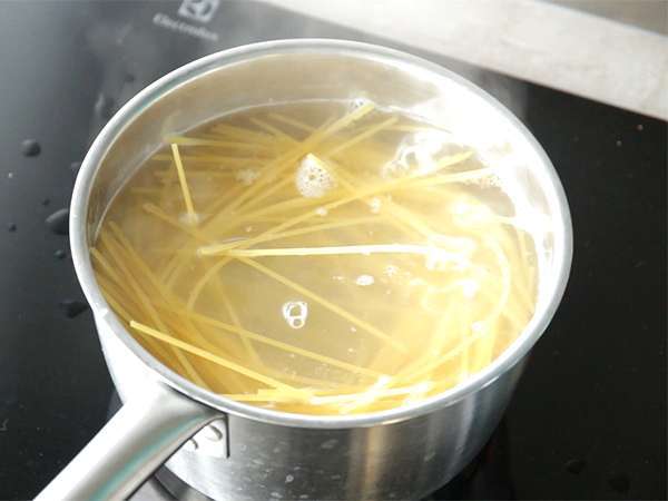 एवोकाडो कार्बनारा स्पघेटी पास्ता - तैयारी चरण 1