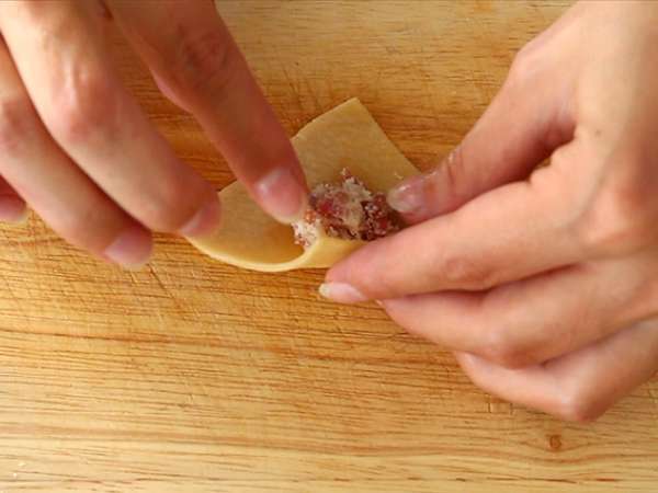 पार्मेज़ान, हैम और तुलसी के साथ टॉर्टेलिनी - तैयारी चरण 6