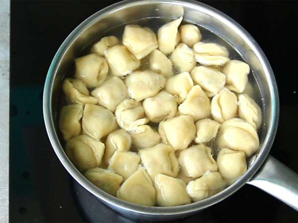 पार्मेज़ान, हैम और तुलसी के साथ टॉर्टेलिनी - तैयारी चरण 8