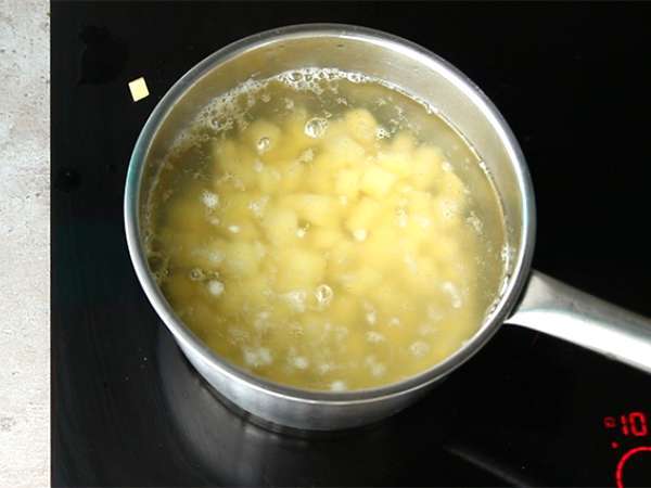 मछली का ग्रैटिन, एक सरल और आसान नुस्खा - तैयारी चरण 1