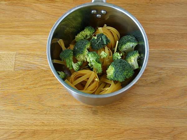 एक पॉट पास्ता - सैल्मन और ब्रोकोली के साथ टैग्लियाटेल्स - तैयारी चरण 1