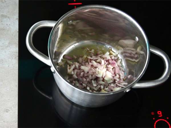 सरल और तेज़ प्याज़ और आलू का सूप - तैयारी चरण 1