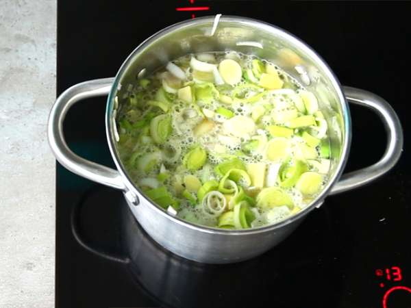 सरल और तेज़ प्याज़ और आलू का सूप - तैयारी चरण 3