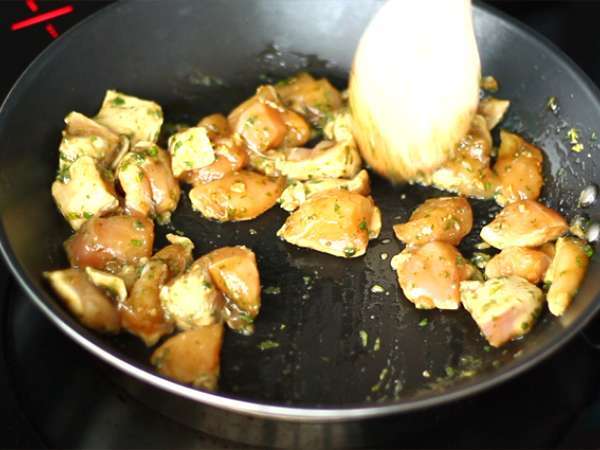 चाउ मेन (चाओ मेन), चिकन और सब्जियों के साथ चीनी नूडल्स - तैयारी चरण 2